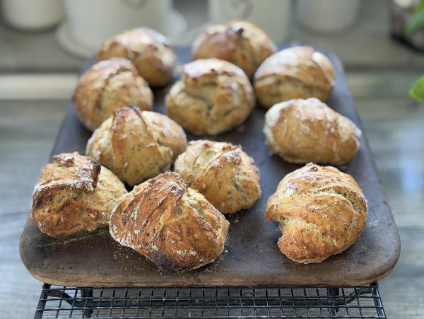 Chia-Knaller Rezept - Brötchen gebacken Gebackene Brötchen auf Backstein für Rezept Chia-Knaller vom Zauberstein