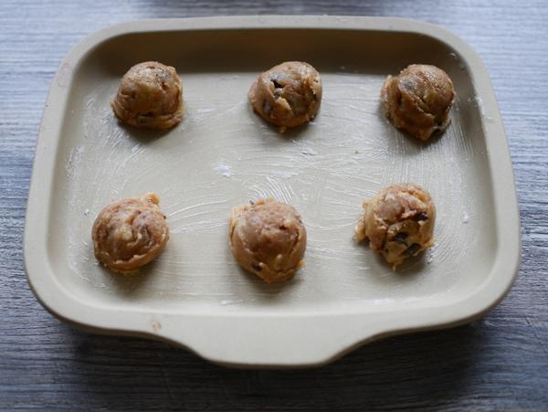 Teigkugeln in Backform für Rezept Chocolate Chip Cookies aus dem Air Fryer von Pampered Chef® 