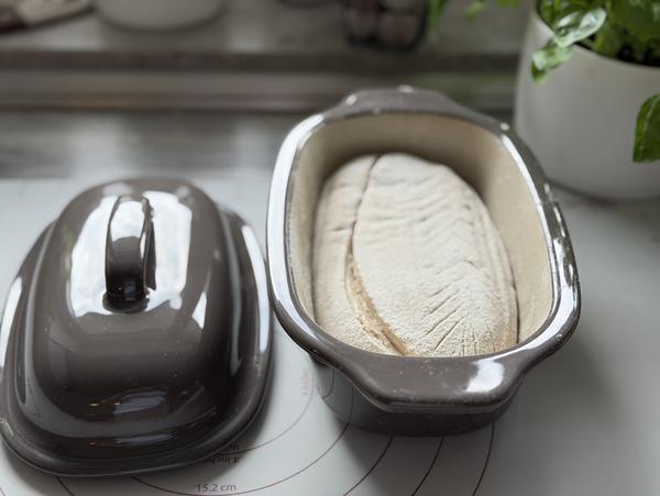 Brotteig in Backform vor dem Backen - für Rezept Hiller-Kruste aus dem kleinen Ofenmeister 