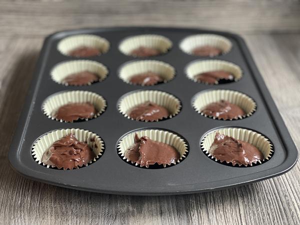 Teig in Backform für Rezept Oreo Cupcakes aus der Muffinform von Pampered Chef® 