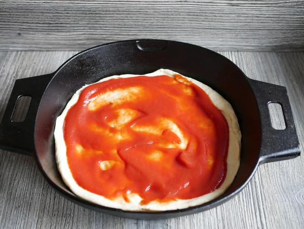 Teig mit Tomatensoße für Rezept Pan-Pizza aus der gusseisernen Pfanne von Pampered Chef® 