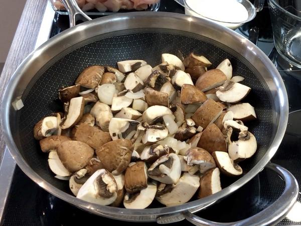 Pilze in Pfanne für Rezept Schwäbische Hähnchenpfanne aus der Wokpfanne von Pampered Chef® 