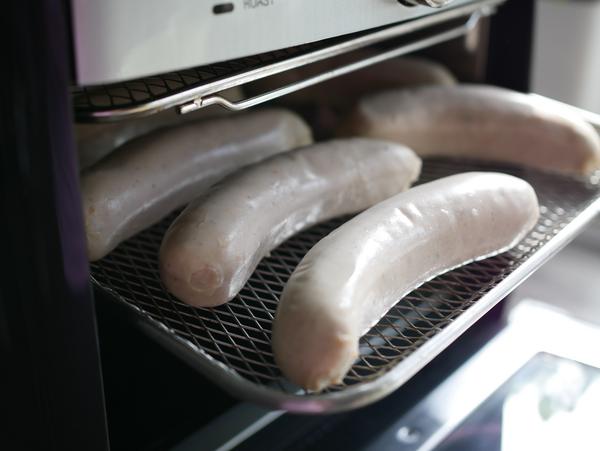 Rohe Bratwurst auf Backrost für Rezept Bratwurst aus dem Air Fryer von Pampered Chef® 