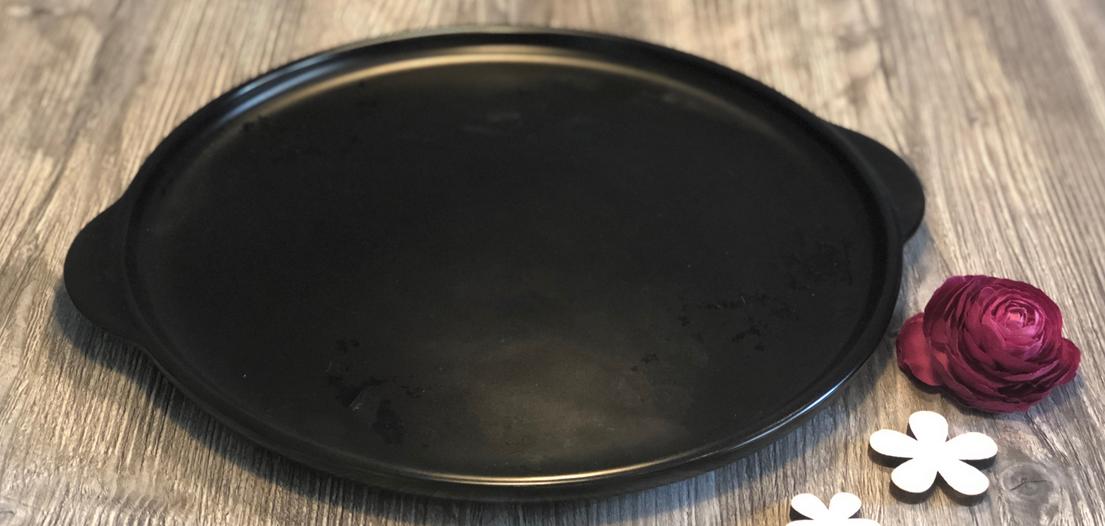 Runder Grillstein von Pampered Chef - Front großer runder schwarzer Grillstein von Pampered Chef Schrägansicht
