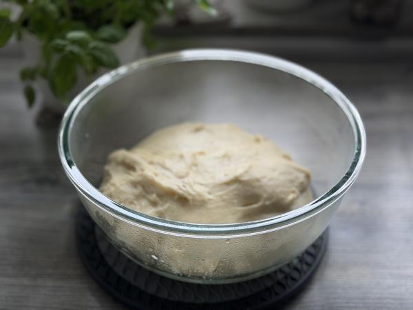 Schoko-Hörnchen Rezept - Hefeteig Hefeteig in Glasschüssel für Rezept Schoko-Hörnchen vom Zauberstein