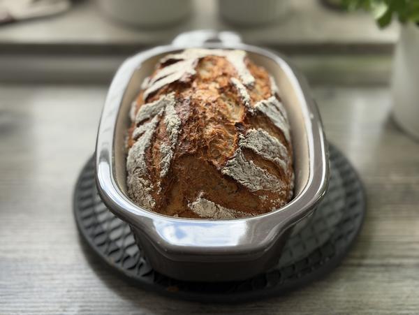 Haferbrot Rezept – fertig gebacken im Kleinen Ofenmeister Fertig gebackenes Haferbrot mit rustikal aufgerissener Kruste im Kleinen Ofenmeister von Pampered Chef®