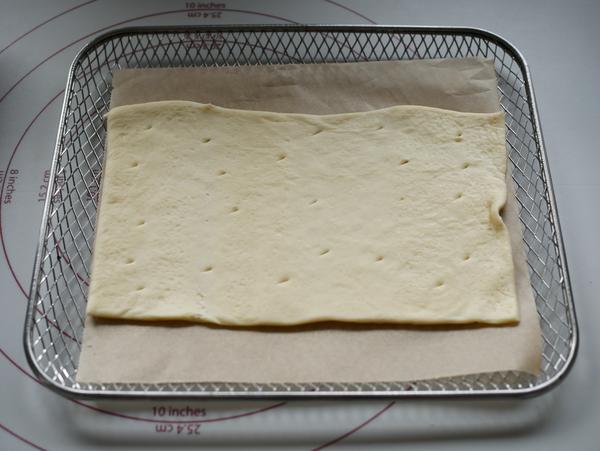 Pizzateig auf Backblech für Rezept Frische Pizza aus dem Air Fryer von Pampered Chef® 
