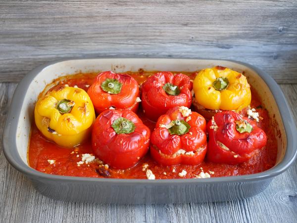Gefüllte Paprika in Soße für Rezept Paprikaschoten mit Quinoa aus der Ofenhexe® 