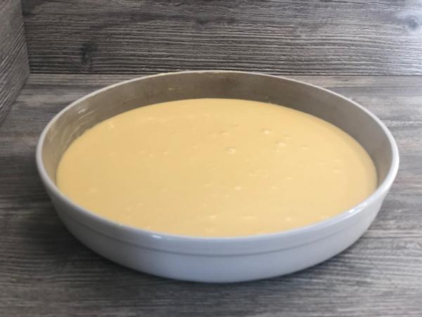 Runde Ofenhexe mit Teig für Milchmädchenkuchen von Pampered Chef® 