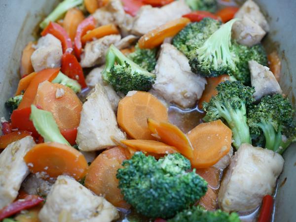 Fleisch und Gemüse für Rezept Teriyaki-Hähnchen aus dem Ofenmeister