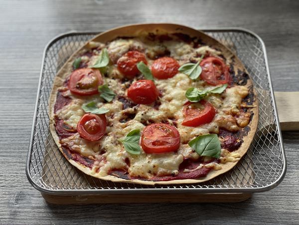 Pizza gebacken - Rezept Blitz Margherita Pizza - Deluxe Air Fryer - Pampered Chef® 