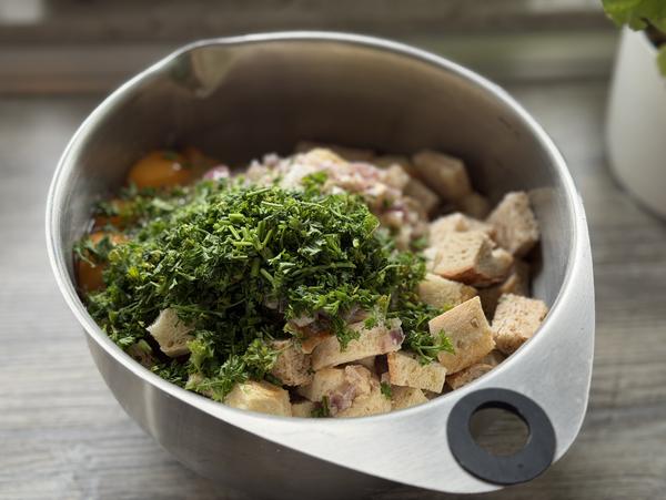 Semmelknödel Rezept - Zutaten Zutaten in Edelstahl-Schüssel für Rezept Semmelknödel aus dem kleinen Ofenmeister