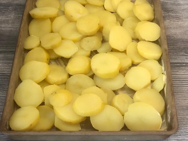 Rohe Kartoffelscheiben im großen Ofenzauberer von Pampered Chef