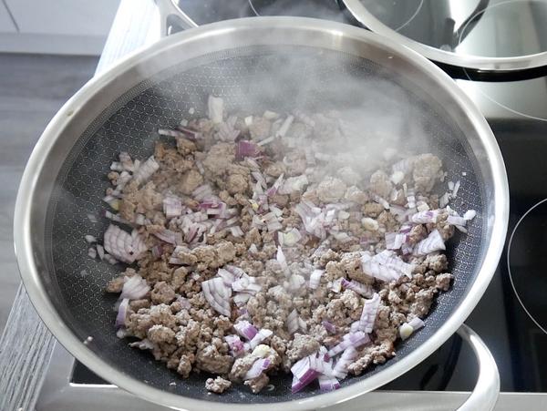 Fleisch in Pfanne für Rezept Hackfleisch Nudel Pfanne aus der Wokpfanne von Pampered Chef® 