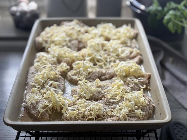 Hähnchenschnitzel Rezept - Schritt 3 Schnitzel mit Butter - Hähnchenschnitzel Rezept - Großer Ofenzauberer