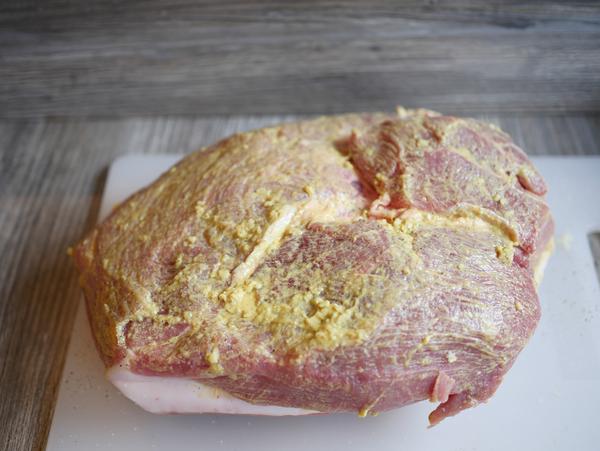 Fleisch mit Gewürz für Rezept Krustenbraten aus dem gusseisernen Topf von Pampered Chef® 