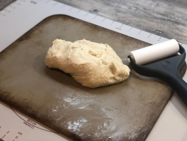 Rucola Pizza auf Zauberstein von Pampered Chef® - Teig ungebacken auf Stein