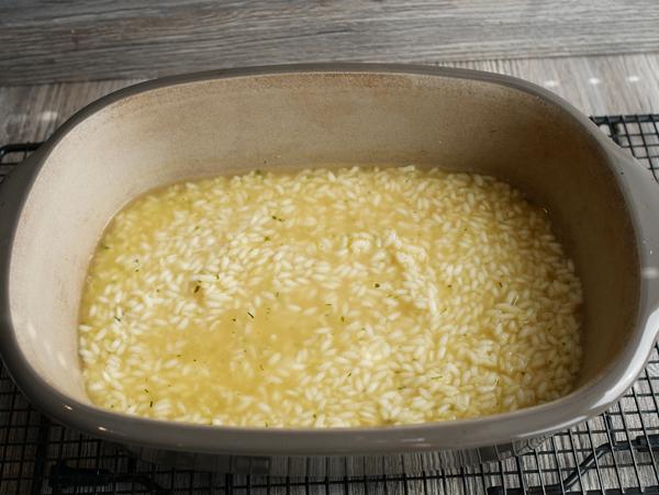 Reis und Brühe in Backform für Rezept Spargelrisotto aus dem Ofenmeister von Pampered Chef® 