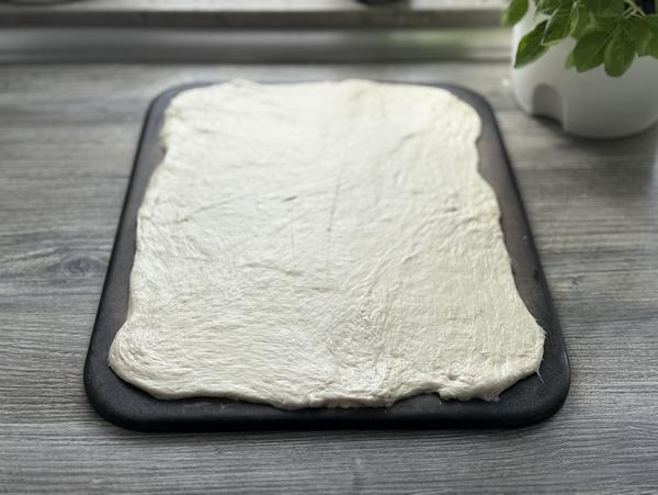 Flammkuchen Rezept - Teig ausgerollt Teig auf Zauberstein ausgerollt für Rezept Flammkuchen klassisch