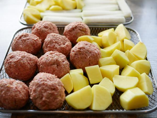Kartoffeln und Fleisch für Rezept Frikadellen mit Beilagen aus dem Air Fryer von Pampered Chef® 