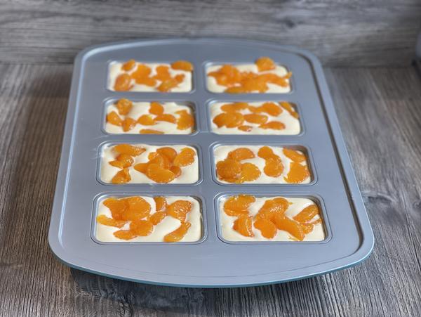 Kuchenteig in Backform für Rezept Mandarinen-Käse-Küchlein aus der Minikuchen-Form