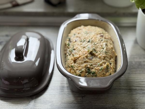 Semmelknödel Rezept - Teig in Backform Teigmasse in Backform für Rezept Semmelknödel aus dem kleinen Ofenmeister