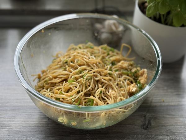 Maggi-Salat Rezept - fertig gemischt Alle Zutaten für Maggi-Salat vermischt in Glasschüssel