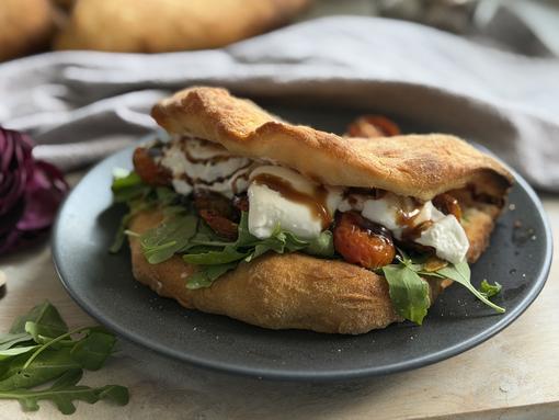 Sandwich-Taschen Rezept Teigtasche gefüllt mit Burrata und Salat für Rezept Sandwich-Taschen