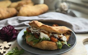 Teigtasche gefüllt mit Burrata und Salat für Rezept Sandwich-Taschen 