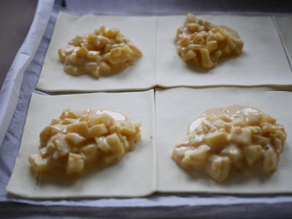 Teigplatte mit Füllung für Rezept Apfel-Quarktaschen vom Zauberstein von Pampered Chef® 