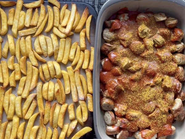 Gericht gegart in Backformen für Rezept Currywurst mit Pommes aus dem Pampered Chef® Grundset