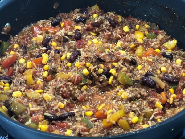 Hackfleisch mit Gemüse und Reis in der Pfanne für Chili con Carne Auflauf in Ofenhexe® 