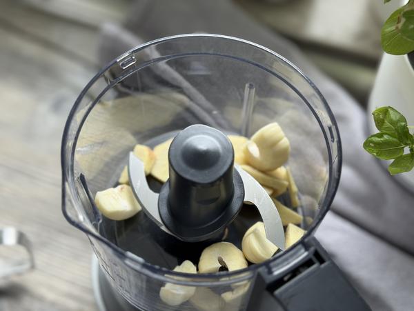 Knoblauch und Ingwer im Multizerkleinerer von Pampered Chef® 
