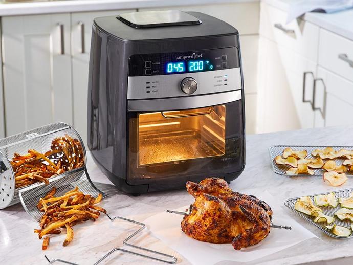 Air Fryer von Pampered Chef® mit Lebensmitteln in Küche 