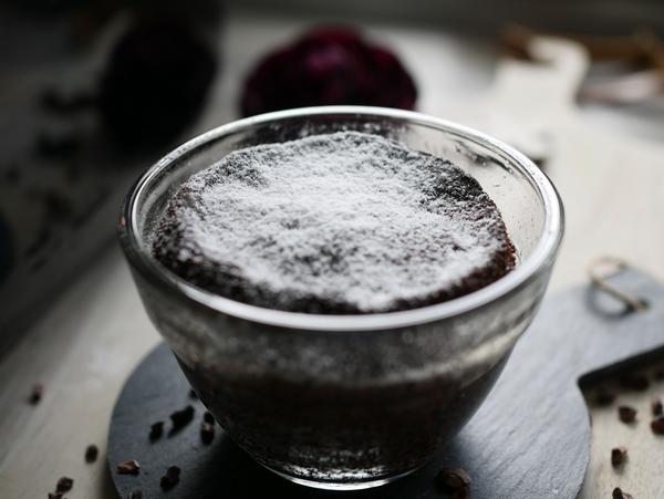 Portion angerichtet für Rezept Mug-Cake aus dem Air Fryer von Pampered Chef® 