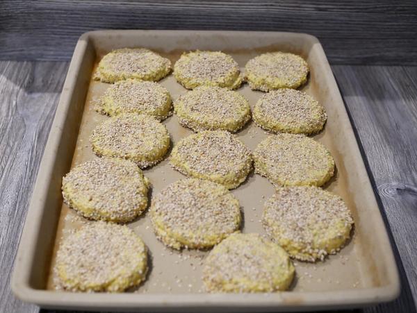 Teiglinge ungebacken auf Backblech für Rezept Falafel Sesam Taler vom großen Ofenzauberer von Pampered Chef® 