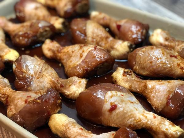 Honig-Sesam Hähnchen - Fleisch mit Marinade auf großem Ofenzauberer