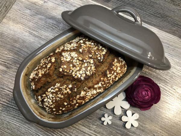 Fertig gebackenes Haferflocken-Brot in kleinem Zaubermeister von Pampered Chef