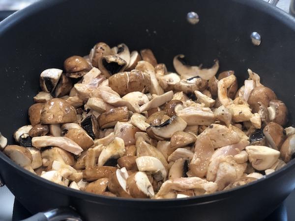 Bratpfanne mit Fleisch und Pilzen für Geschnetzeltes aus der Ofenhexe®