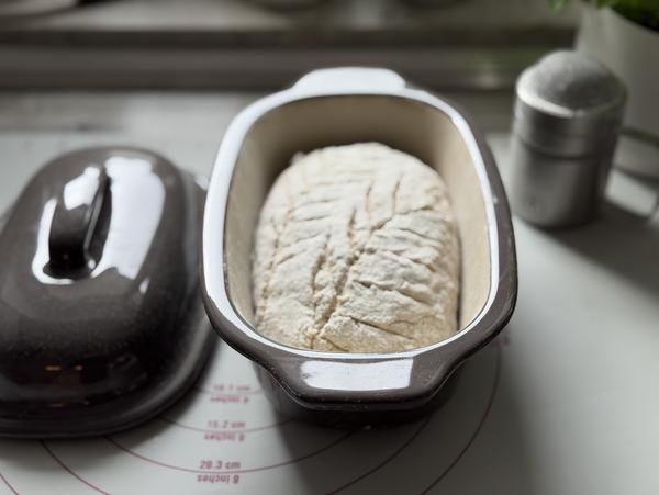 Haferbrot Rezept – Teigling im Kleinen Ofenmeister Eingeschnittener Haferbrot-Teigling im Kleinen Ofenmeister von Pampered Chef® in Delfingrau, der Deckel liegt daneben