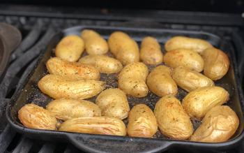 Grillstein mit Kartoffeln auf dem Grill - Rezept Grillkartoffeln vom Grillstein