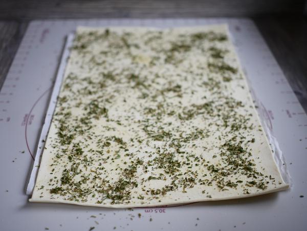 Blätterteig mit Gewürzen für Rezept Rosmarin-Meersalz-Cracker vom Zauberstein von Pampered Chef® 