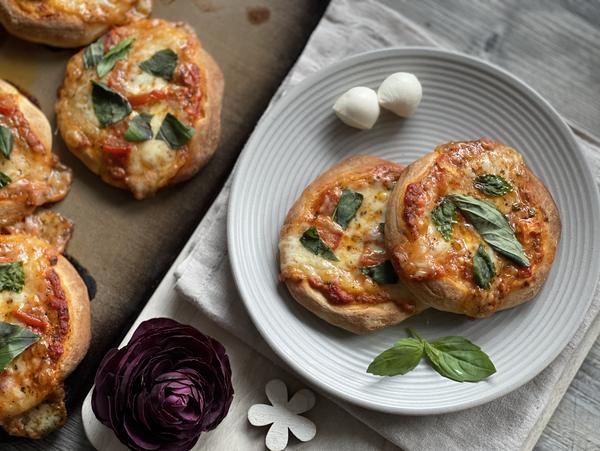 Portion angerichtet für Rezept Mini Pizzen Ruck Zuck vom Zauberstein von Pampered Chef® 