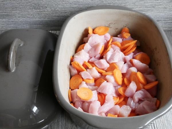 Hähnchenfleisch mit Möhren in BAckform für Rezept Hähnchencurry aus dem Ofenmeister 