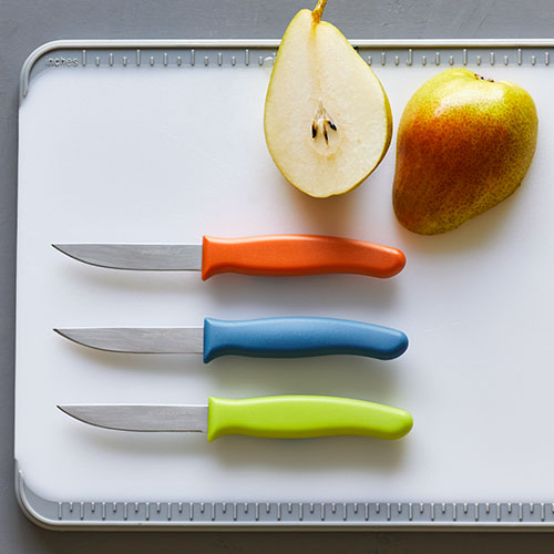 Mini-Schälmesser-Set - 3er-Set Mini-Schälmesser-Set von Pampered Chef® auf Schneidebrett