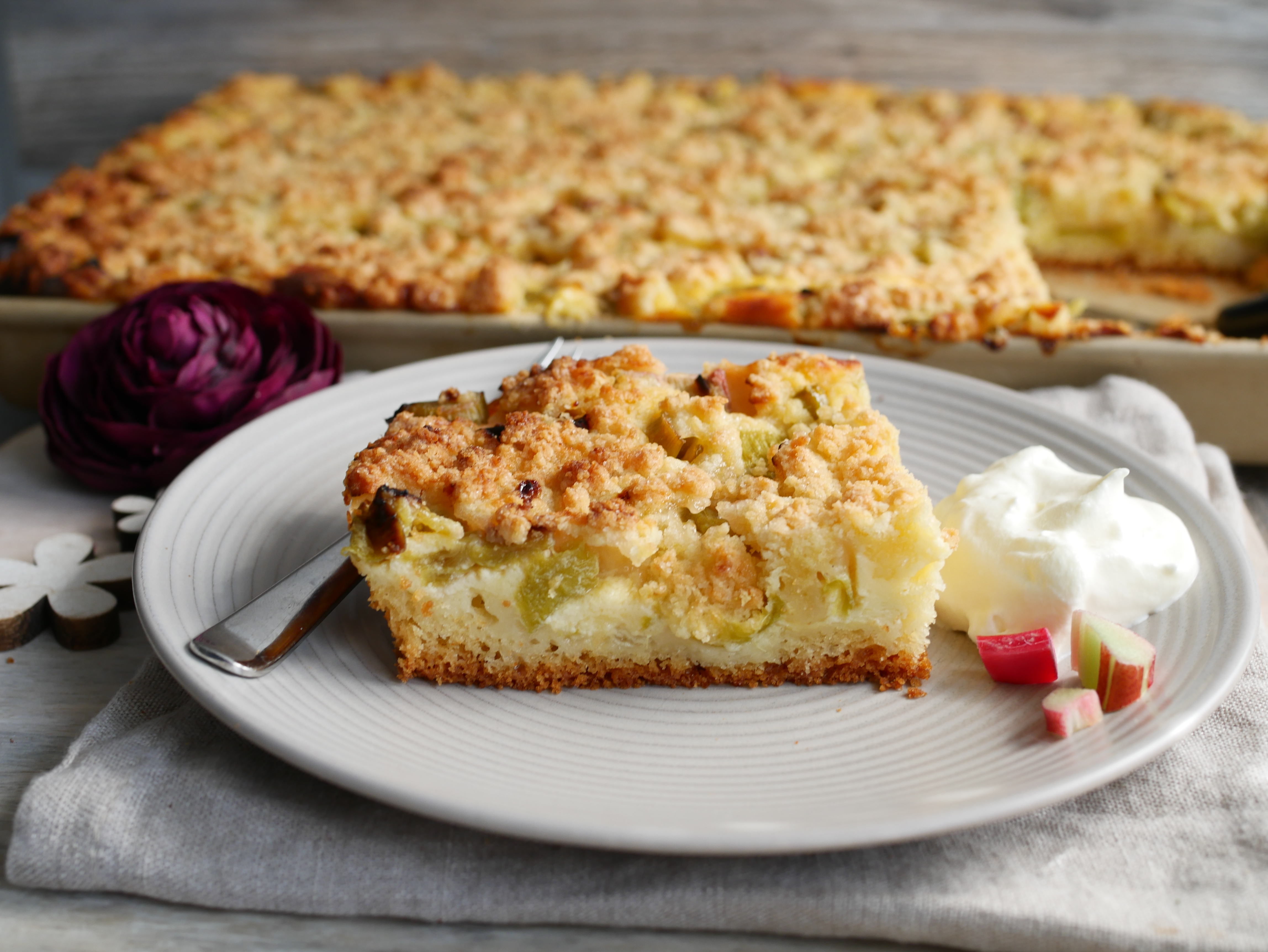 Rhabarberkuchen mit Streuseln
