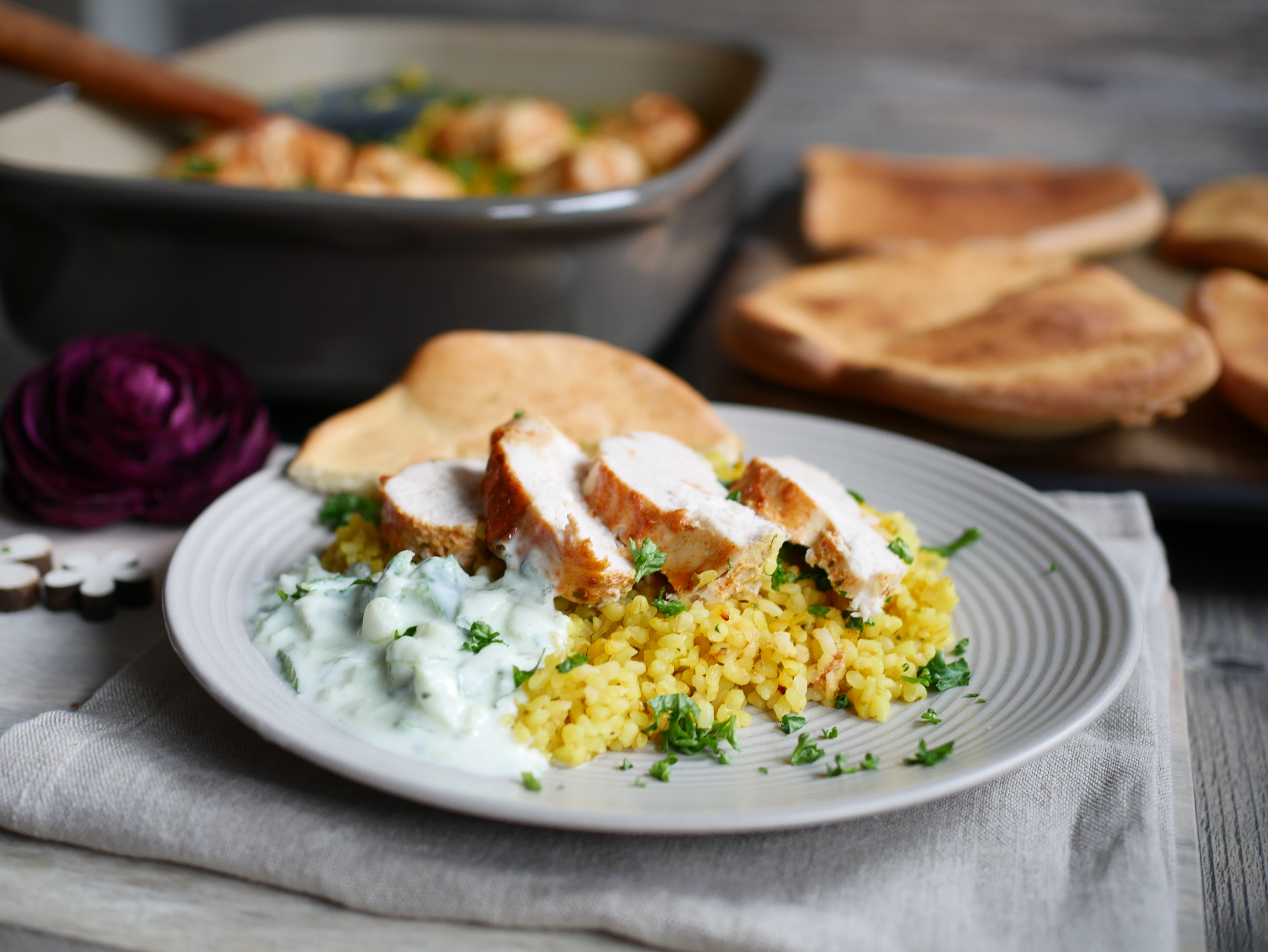Tandoori Hähnchen mit Bulgur und Naan Brot