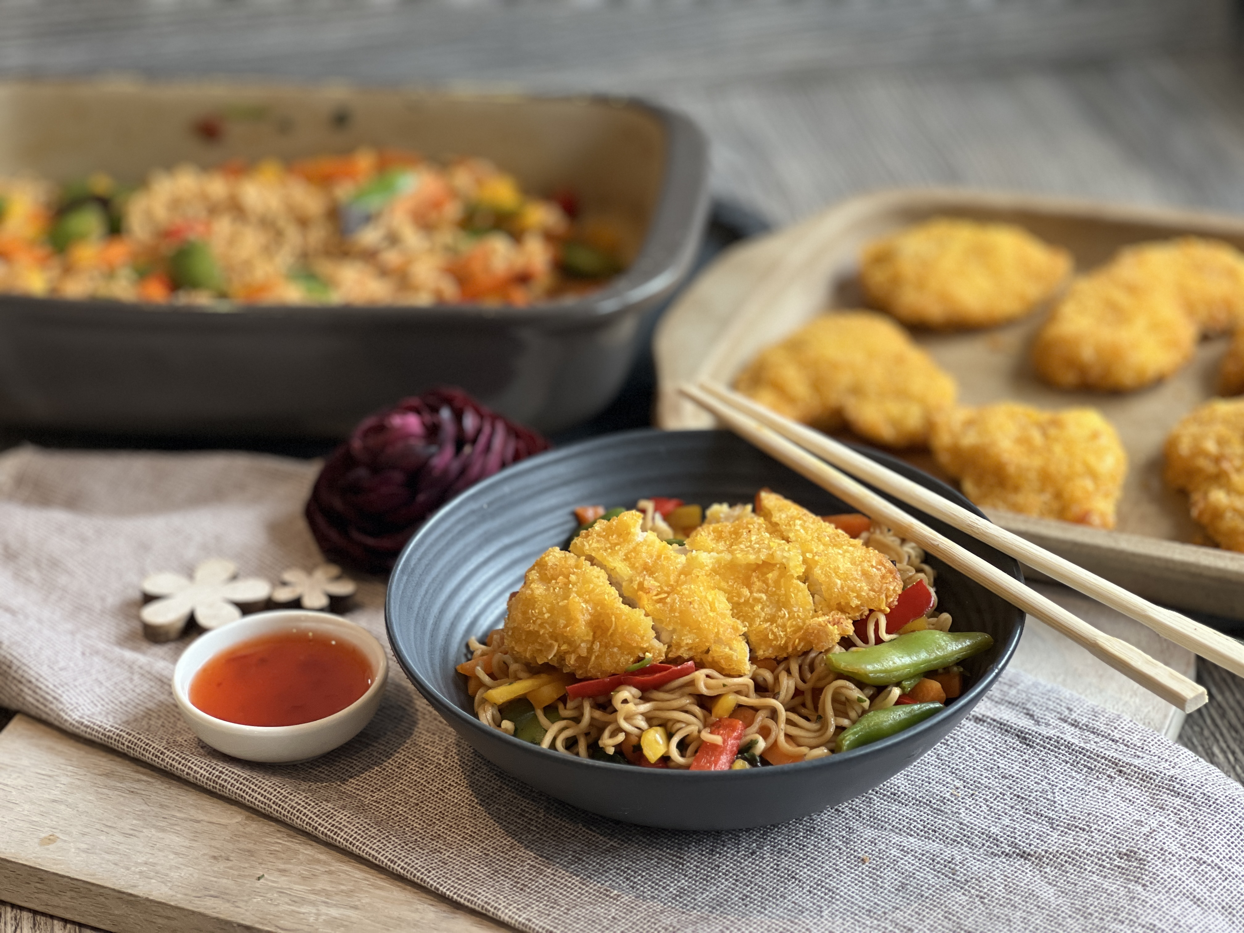 Asia-Nudeln mit knusprigem Hähnchen