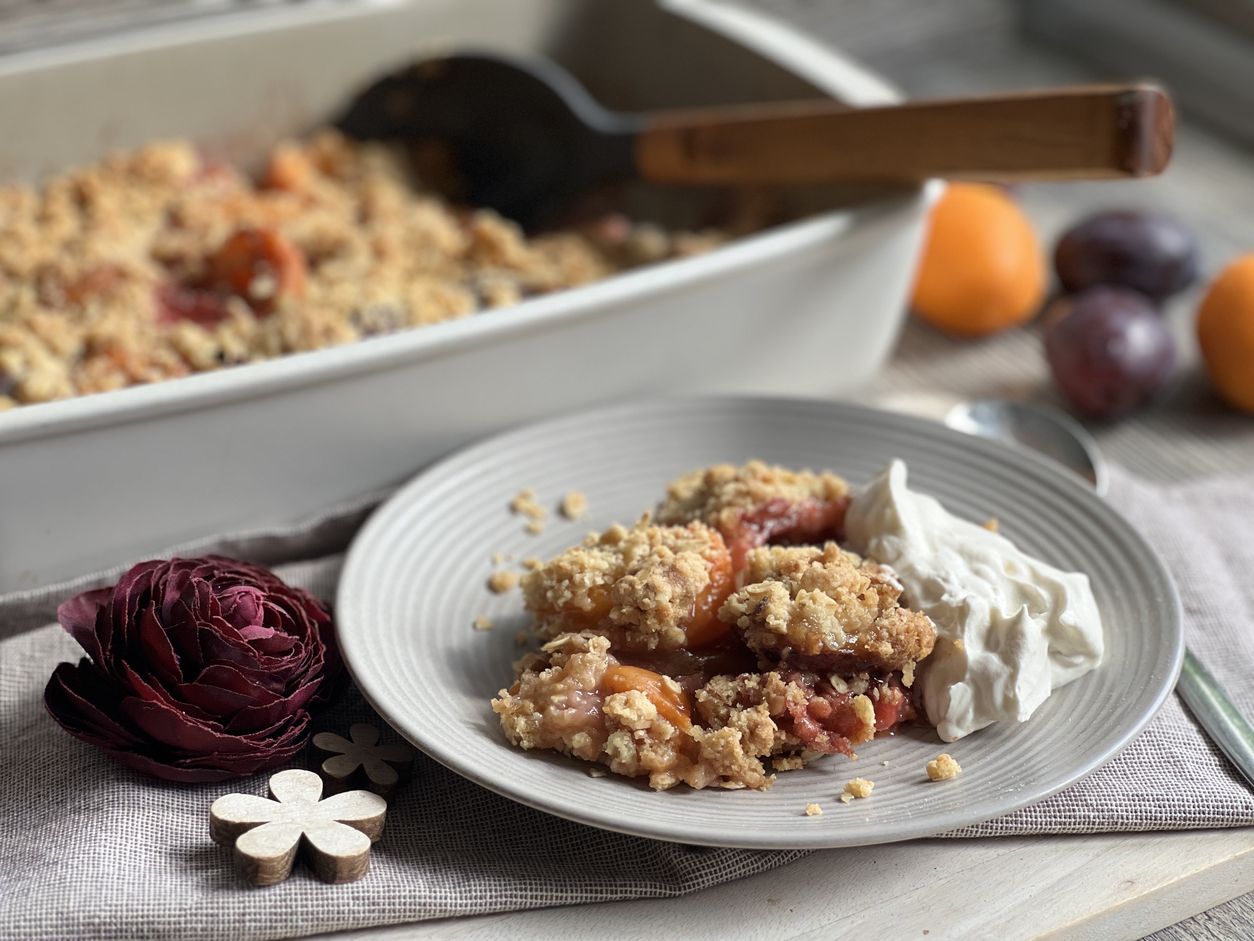 Zwetschgen-Aprikosen-Crumble