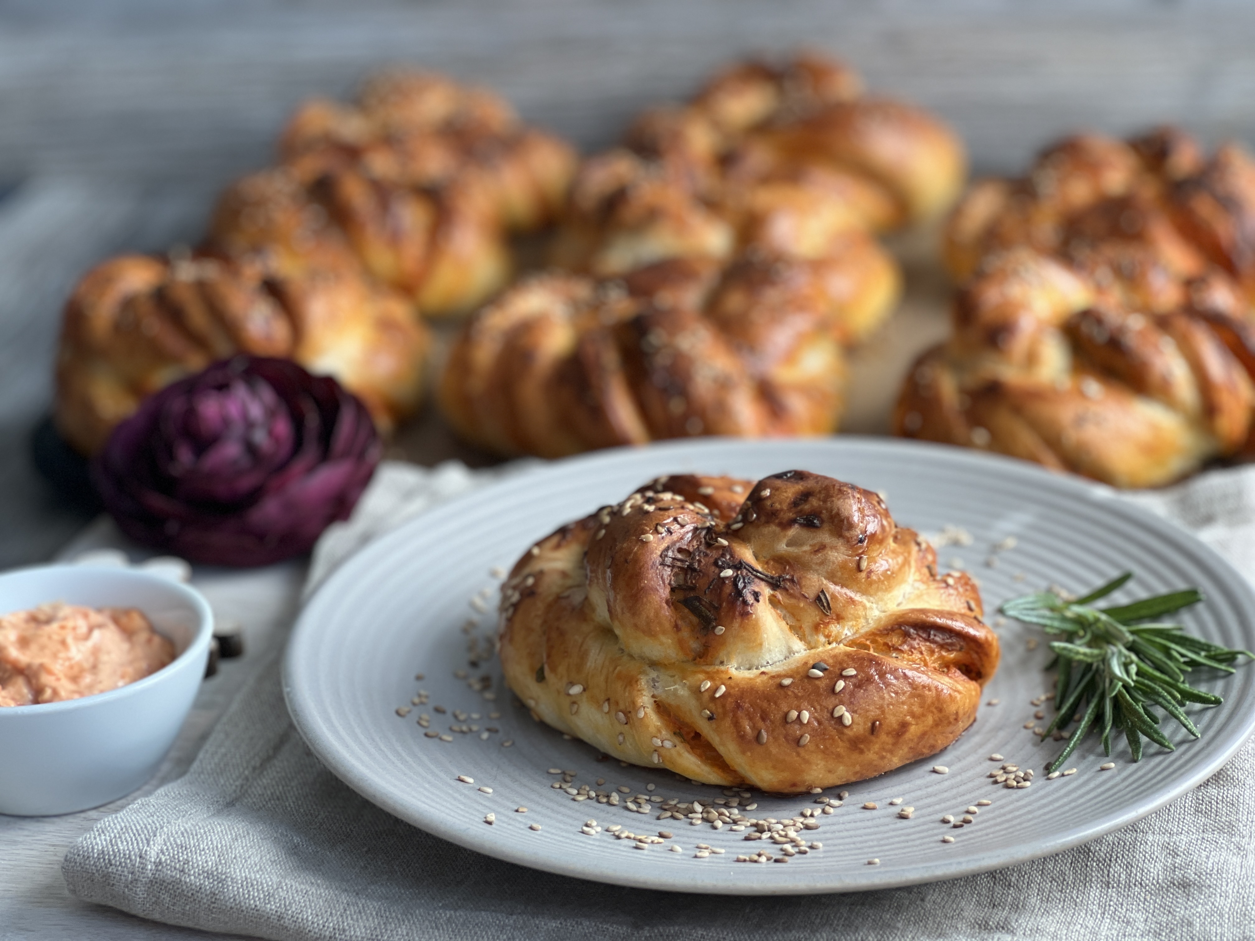 Paprika-Rosmarin-Brötchen